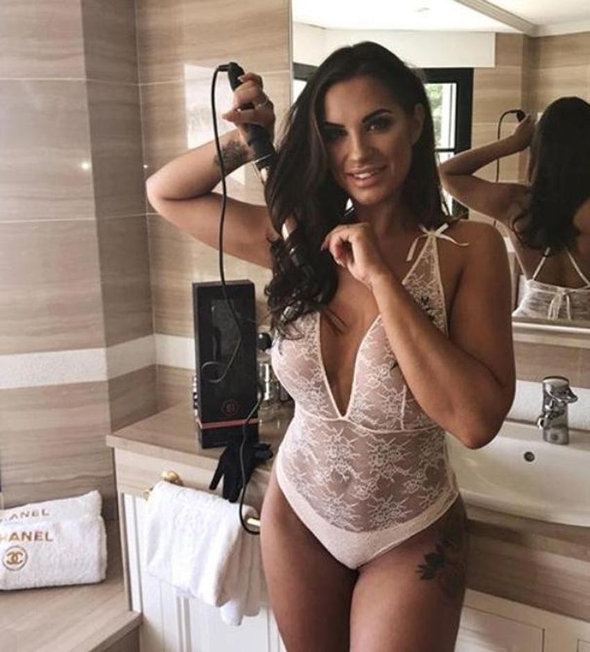 Kendinden geçen seksi model olay oldu!