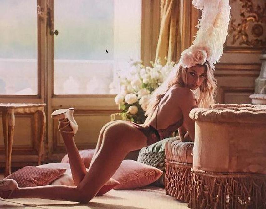 Stella Maxwell şeffaf elbisesi ile partiye damga vurdu!
