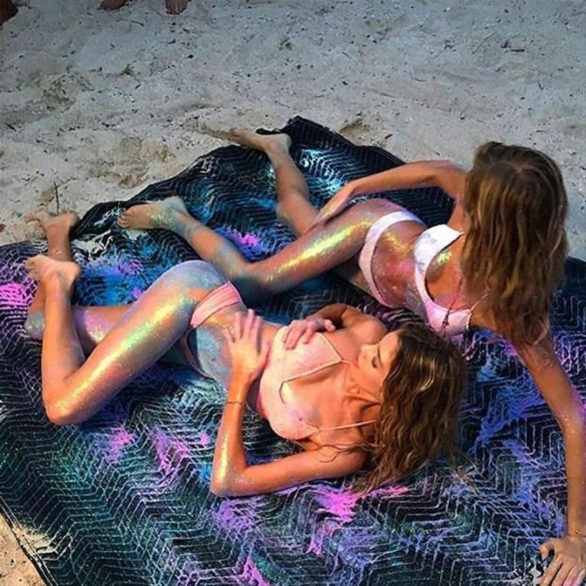 Stella Maxwell şeffaf elbisesi ile partiye damga vurdu!