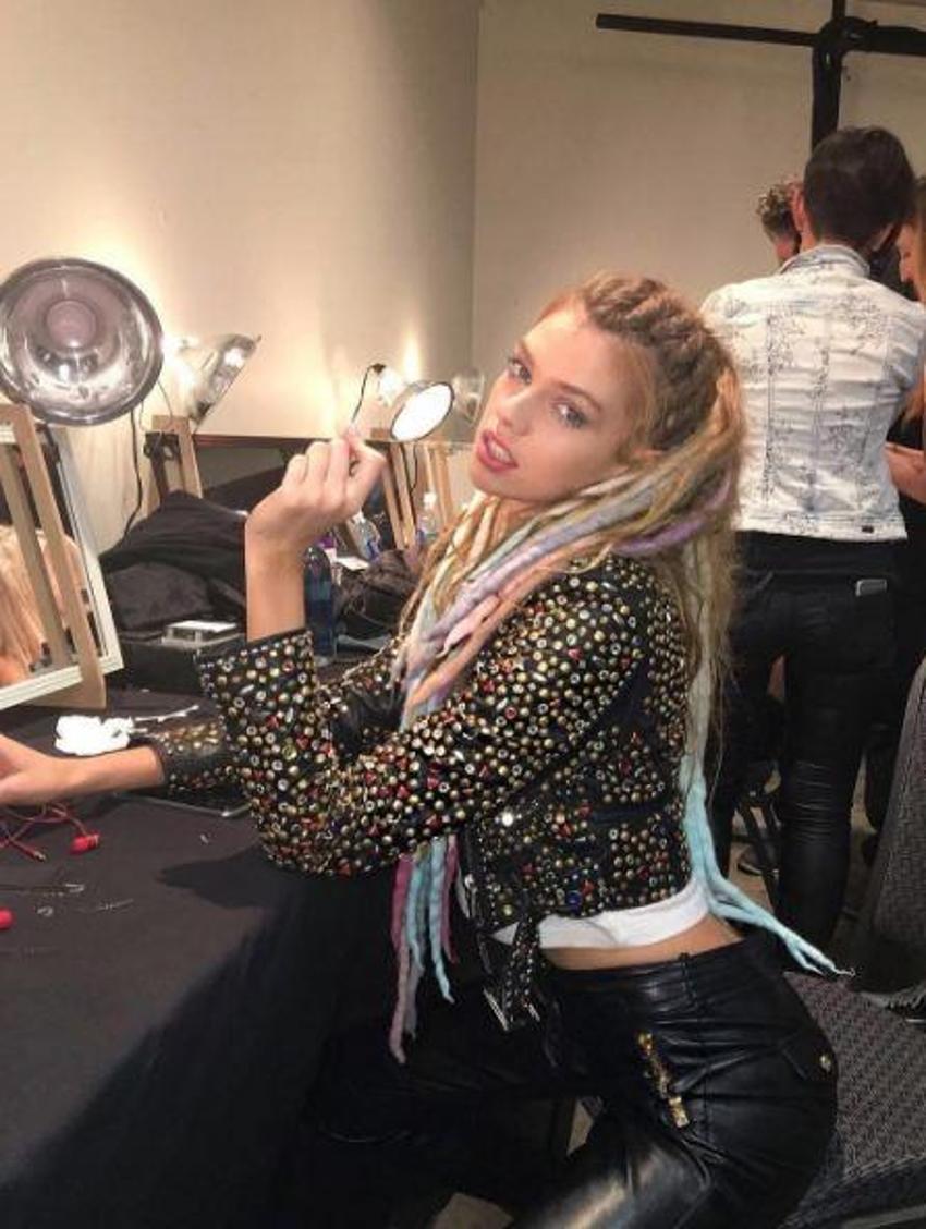 Stella Maxwell şeffaf elbisesi ile partiye damga vurdu!