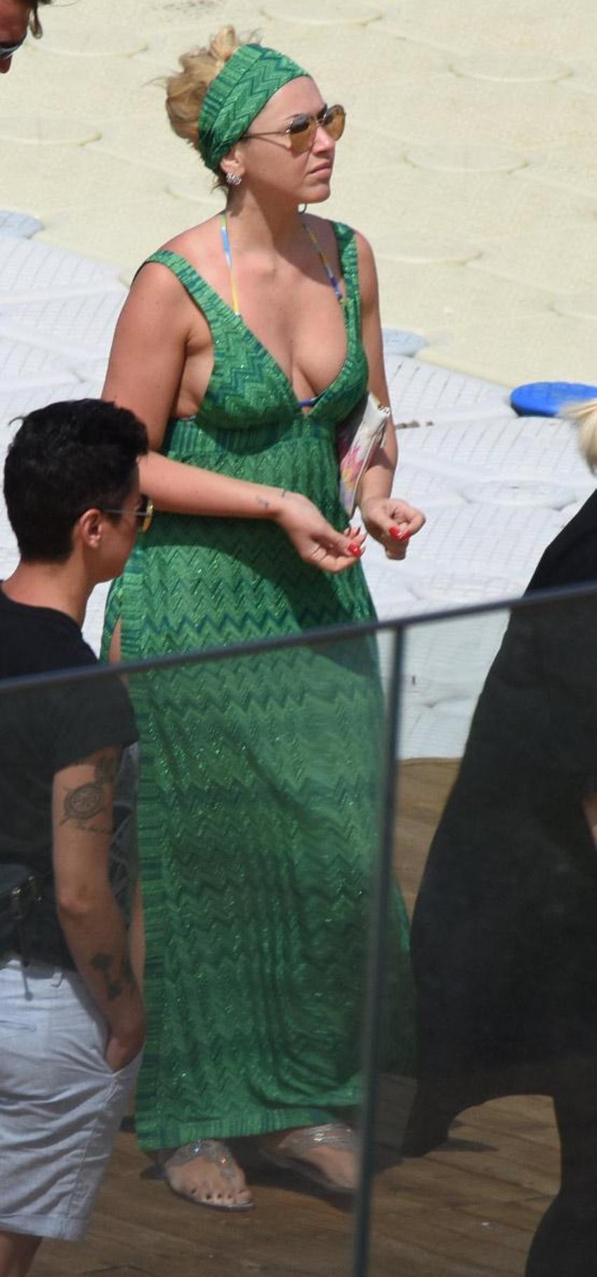 Hadise'ye şok! Fotoğraflar ortaya çıktı...