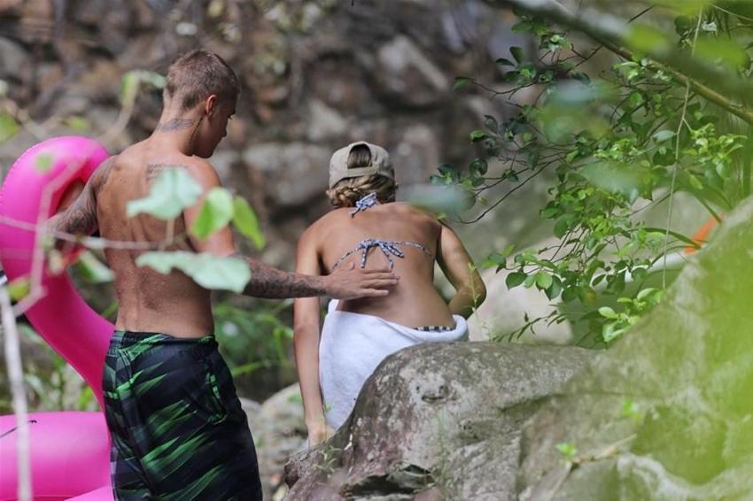 Justin Bieber'ın eski sevgilisi çırılçıplak soyundu!