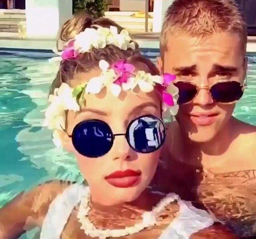 Justin Bieber'ın eski sevgilisi çırılçıplak soyundu!