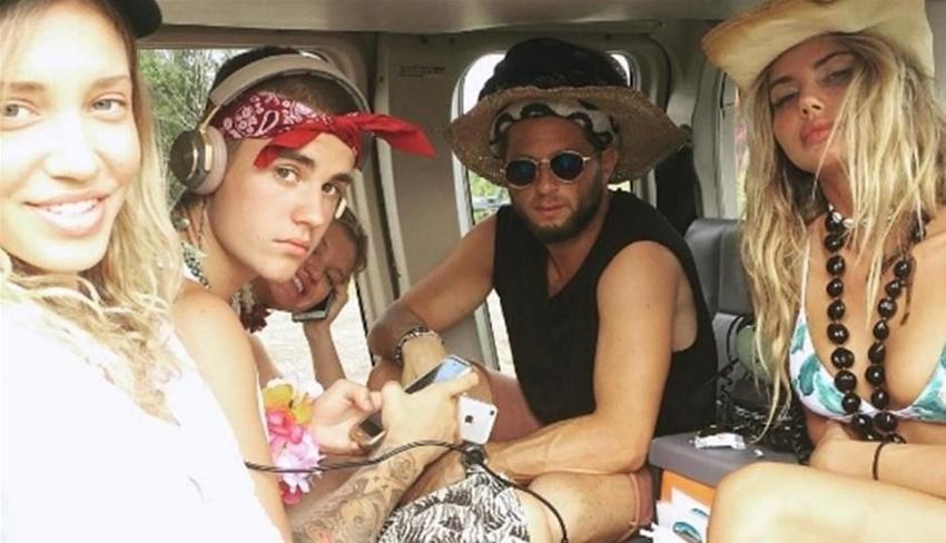 Justin Bieber'ın eski sevgilisi çırılçıplak soyundu!