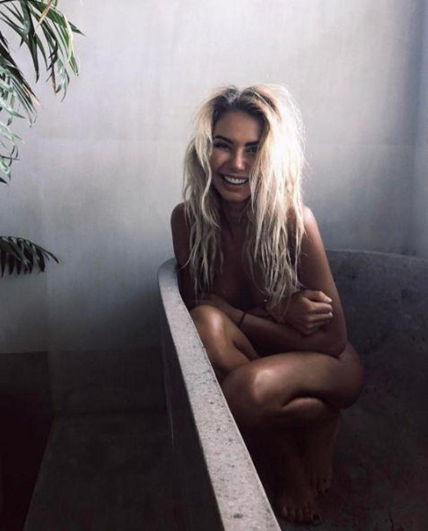 Justin Bieber'ın eski sevgilisi çırılçıplak soyundu!