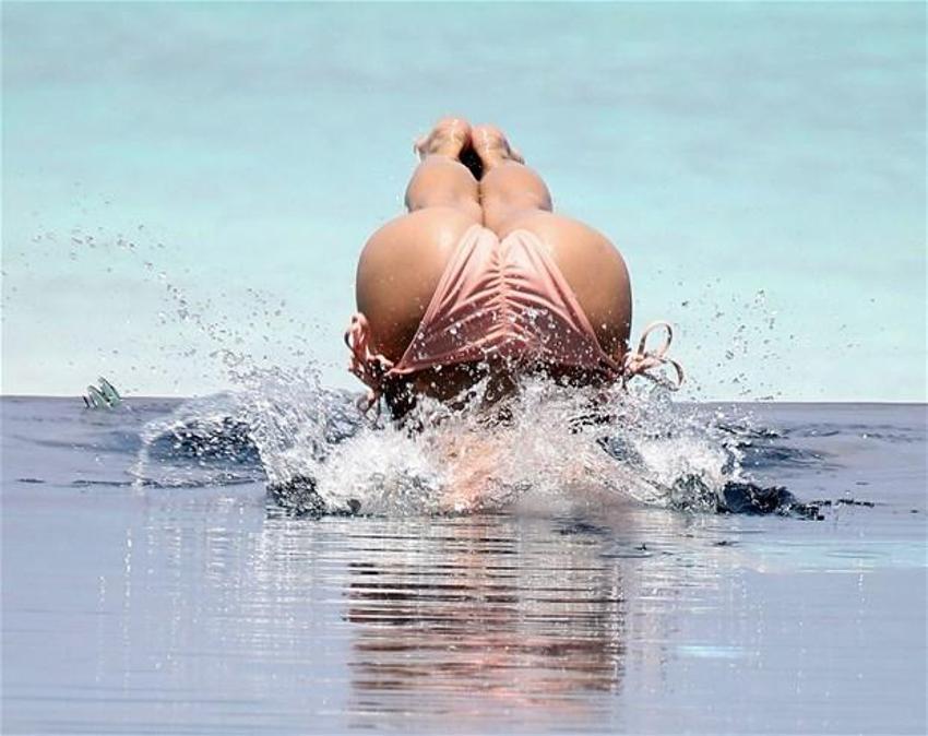 Chloe Goodman plajı ateşe verdi!