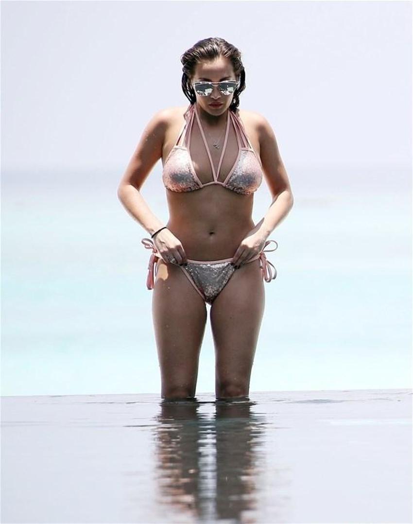 Chloe Goodman plajı ateşe verdi!