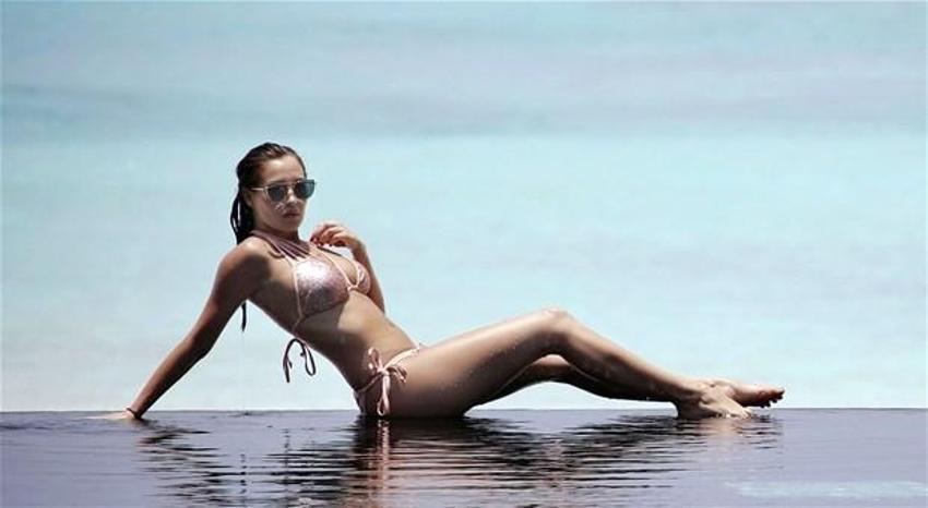 Chloe Goodman plajı ateşe verdi!