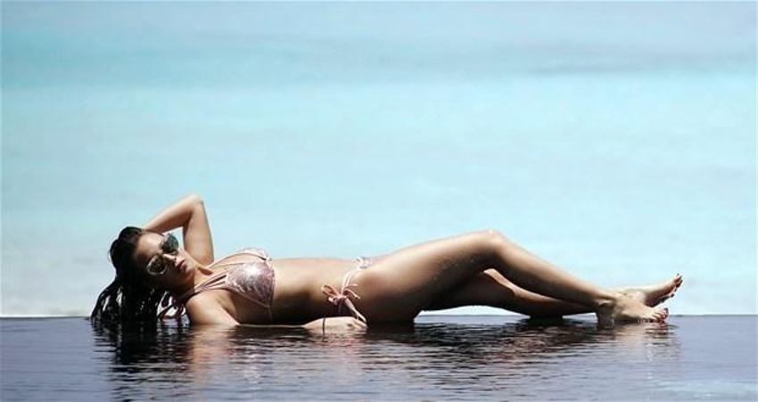 Chloe Goodman plajı ateşe verdi!