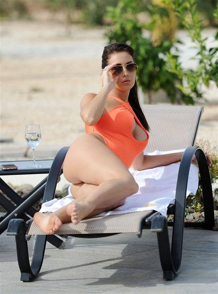 Chloe Goodman plajı ateşe verdi!