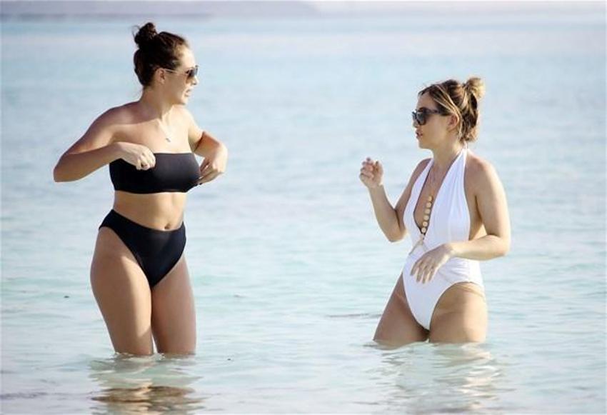Chloe Goodman plajı ateşe verdi!