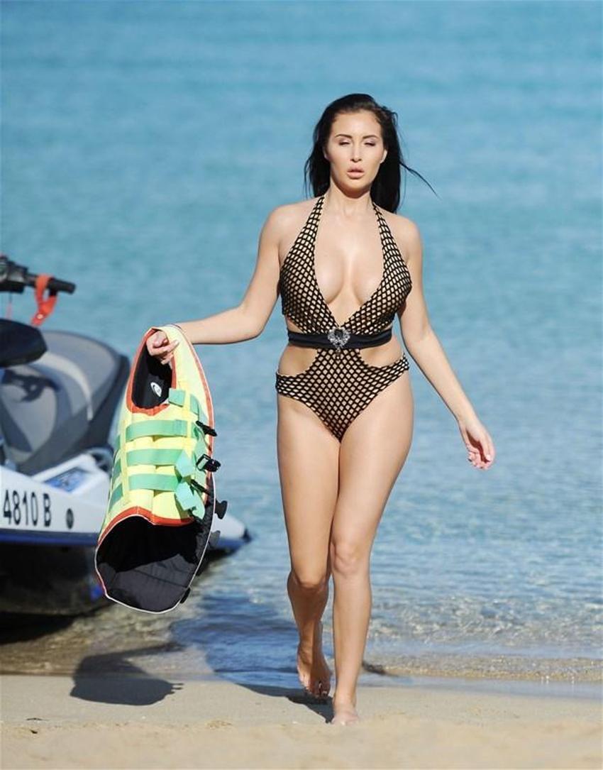 Chloe Goodman plajı ateşe verdi!