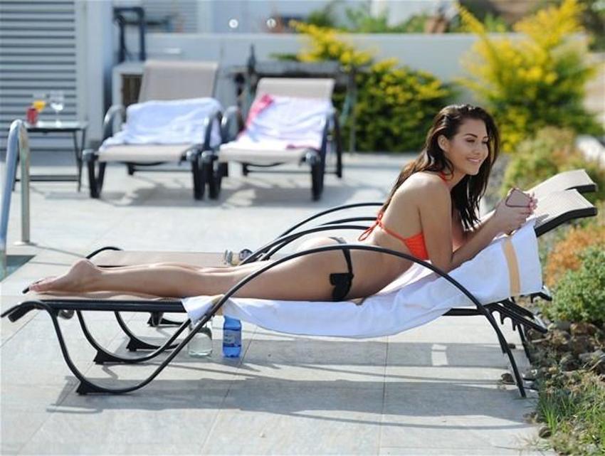 Chloe Goodman plajı ateşe verdi!