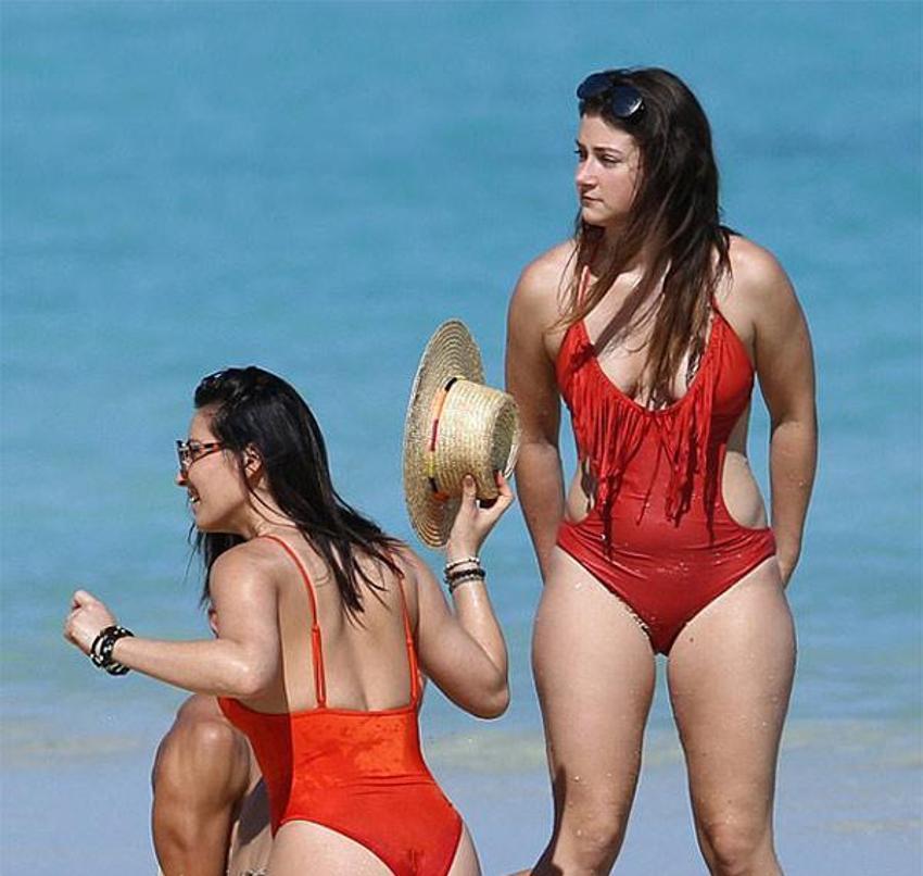 Seksi oyuncu Olivia Munn kırmızı mayosuyla nefes kesti!