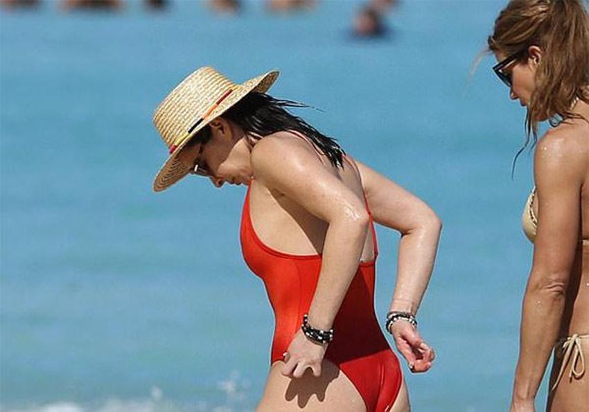 Seksi oyuncu Olivia Munn kırmızı mayosuyla nefes kesti!