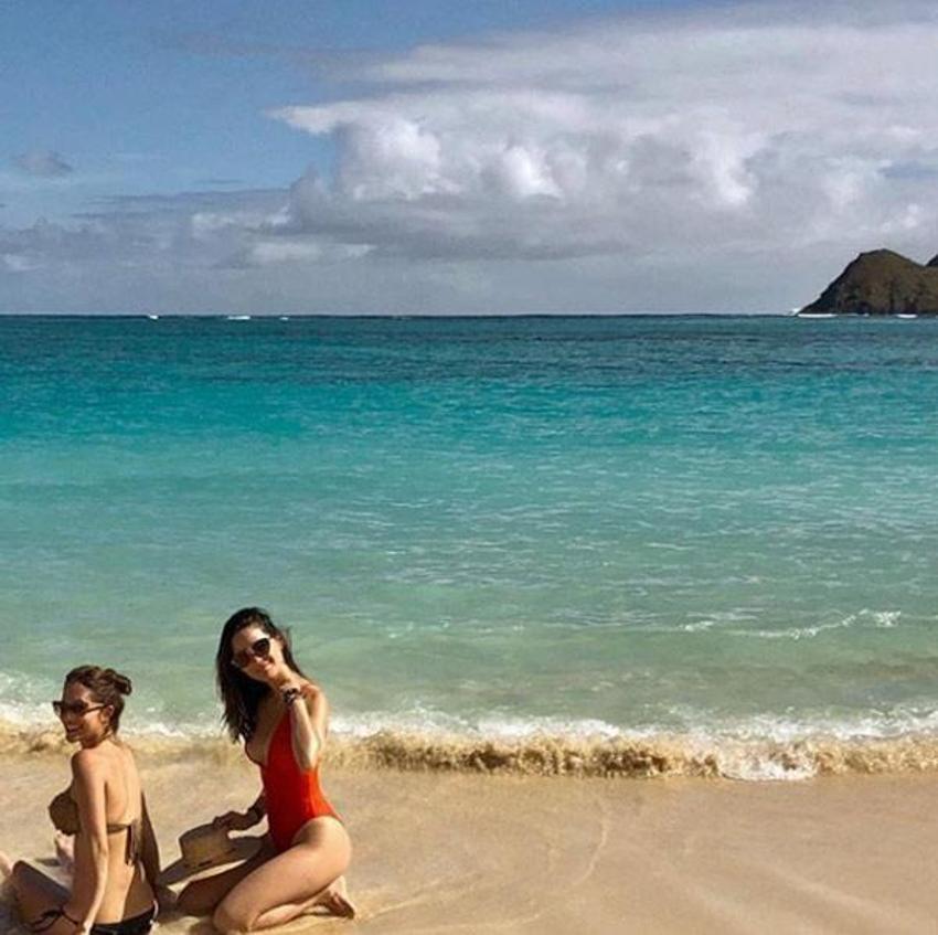 Seksi oyuncu Olivia Munn kırmızı mayosuyla nefes kesti!