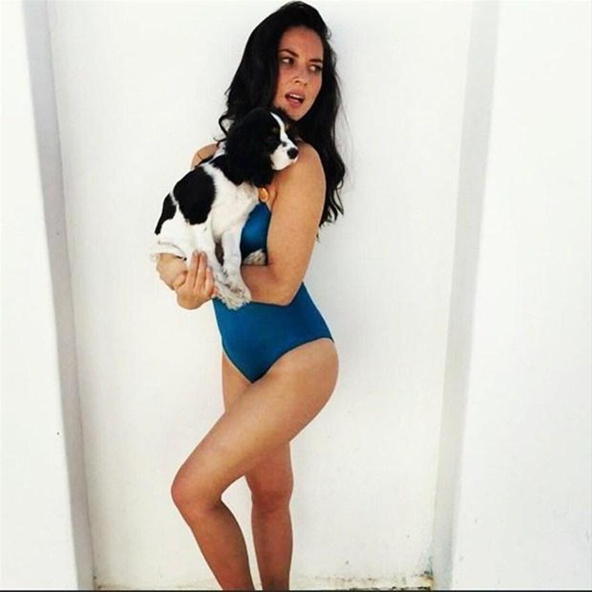 Seksi oyuncu Olivia Munn kırmızı mayosuyla nefes kesti!