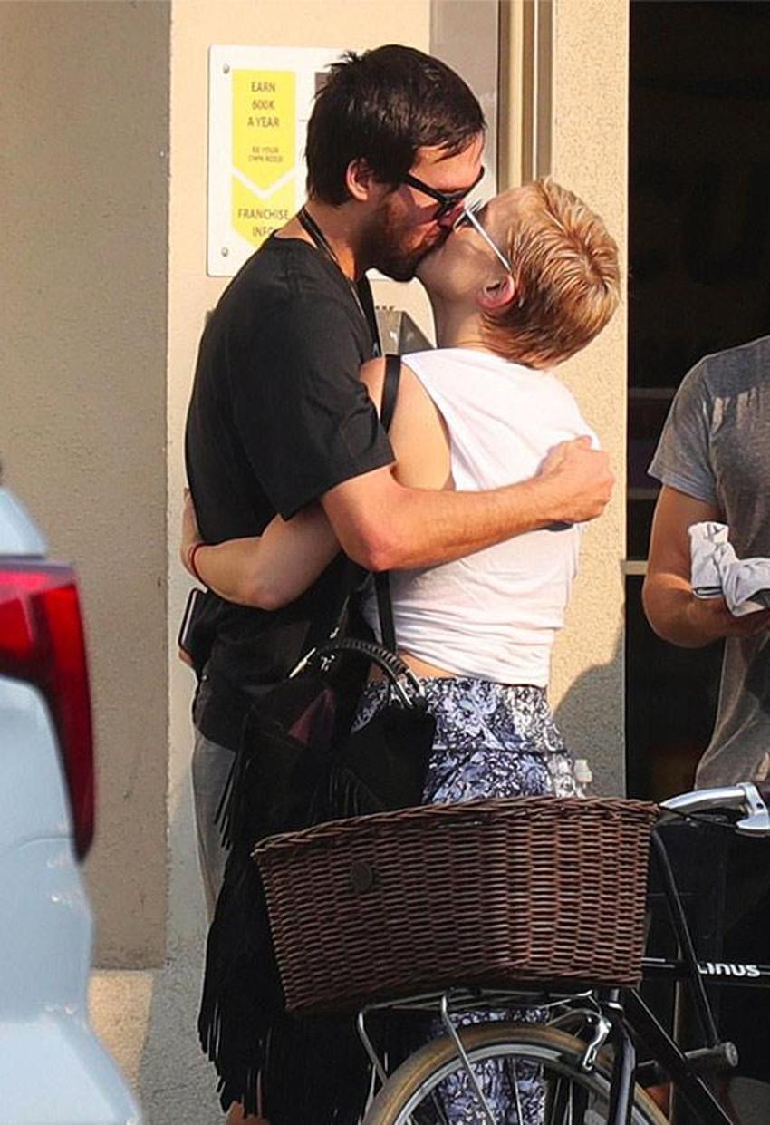 Kate Hudson sokak ortasında fena yakalandı!