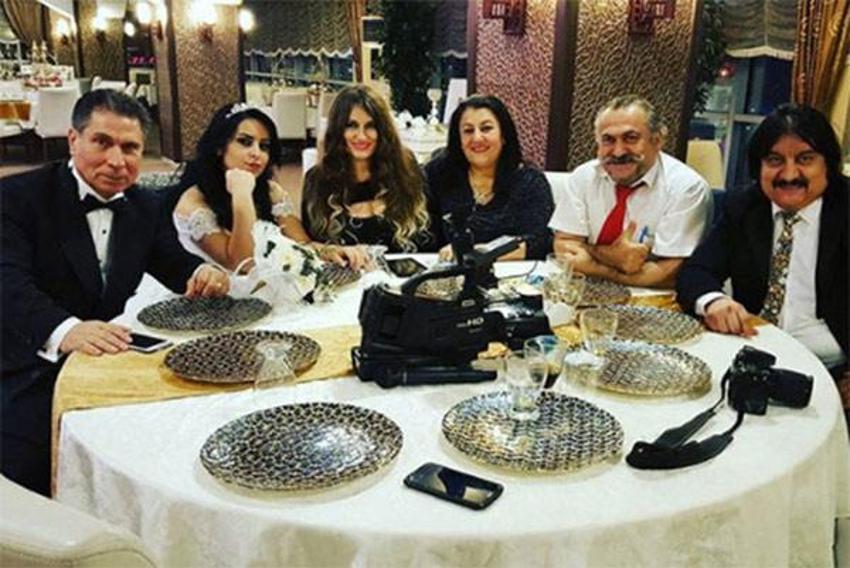 Kendisinden 39 yaş küçük sevgilisi ile evlendi!