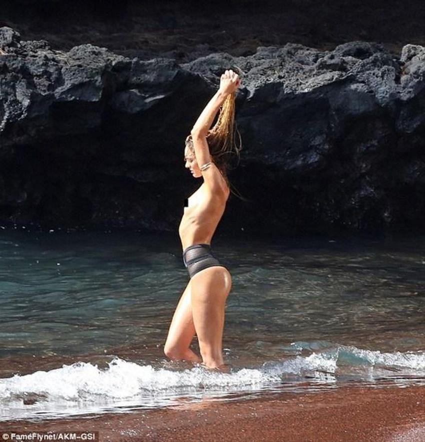 Candice Swanepoel'dan cesur seçim!