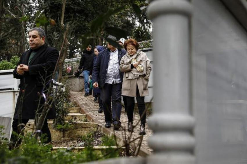 Mesut Yılmaz'ın eşi Berna Yılmaz oğlu Yavuz Yılmaz'ın mezarını ziyaret etti