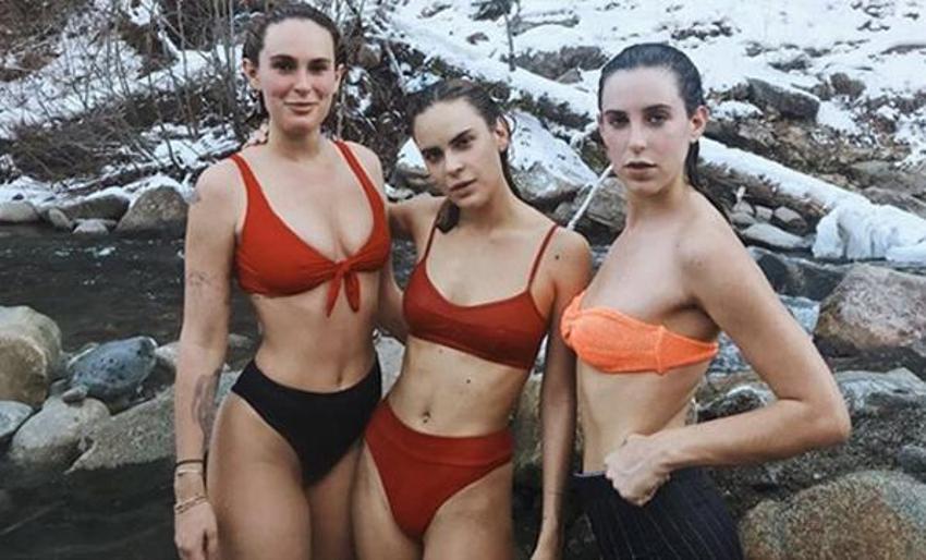 Kardeşler bikini giyip kar-kış demeden...