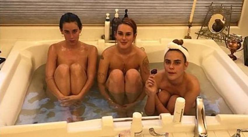 Kardeşler bikini giyip kar-kış demeden...