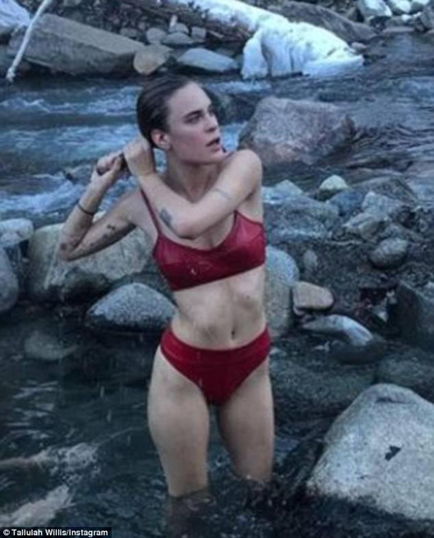 Kardeşler bikini giyip kar-kış demeden...