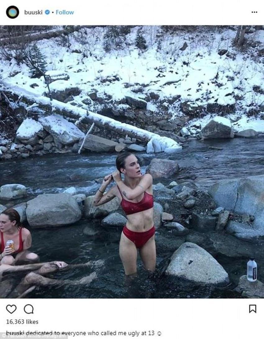 Kardeşler bikini giyip kar-kış demeden...