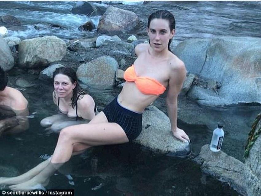 Kardeşler bikini giyip kar-kış demeden...