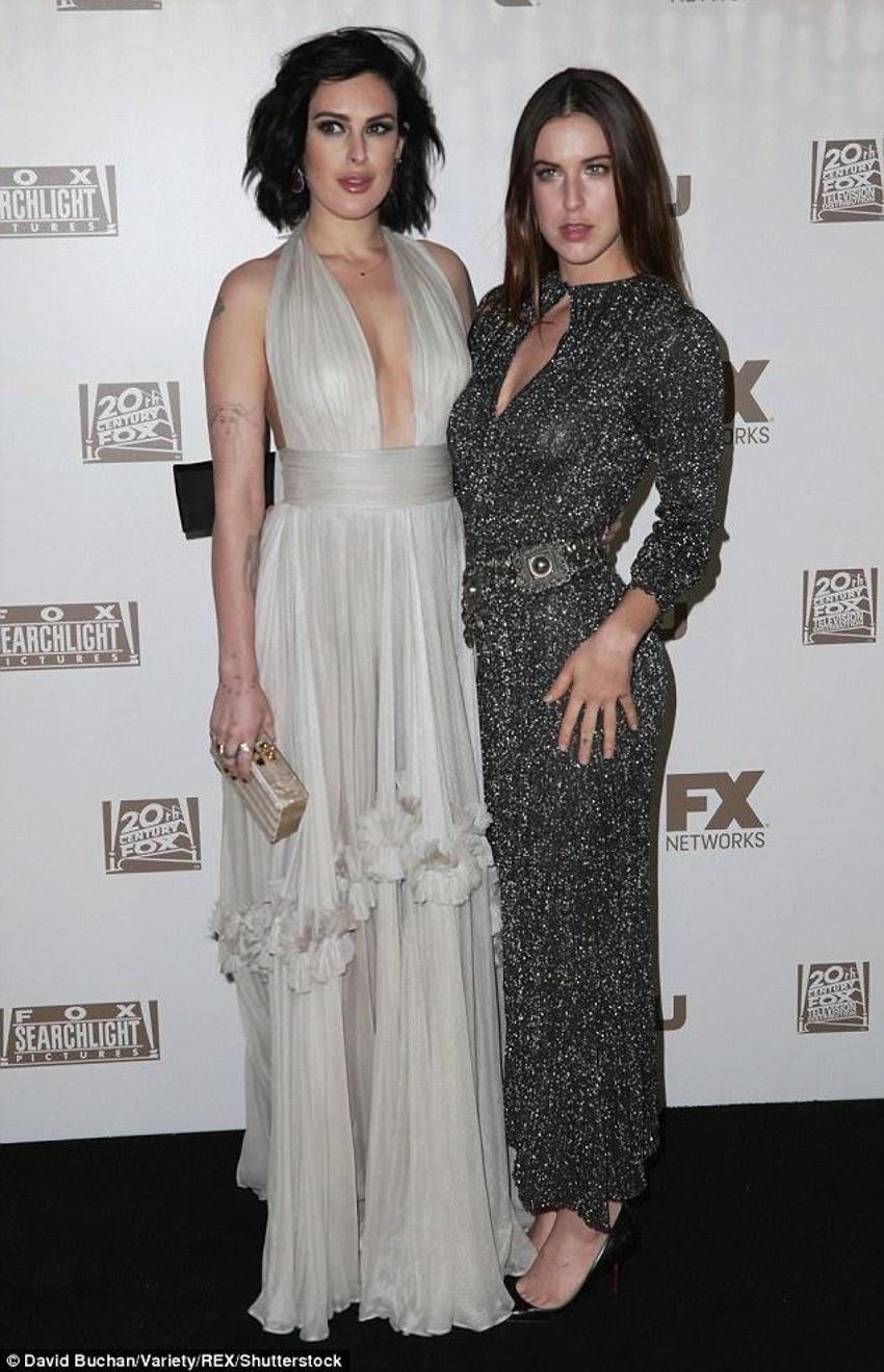 Kardeşler bikini giyip kar-kış demeden...