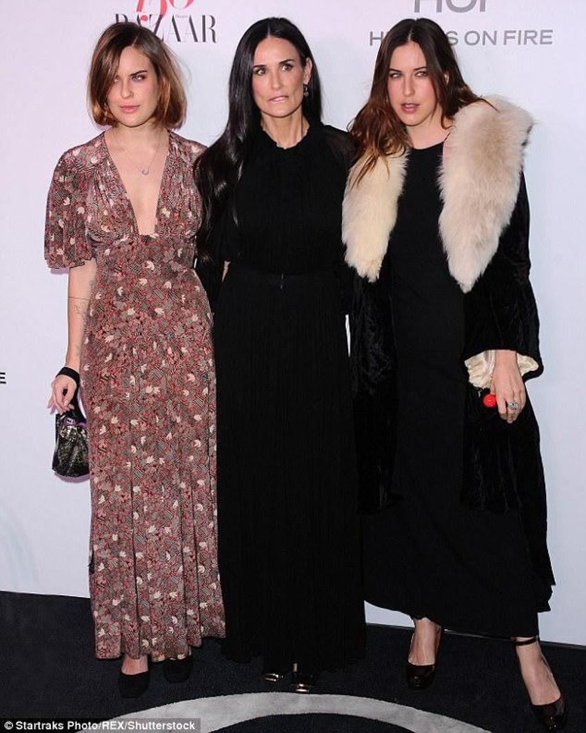 Kardeşler bikini giyip kar-kış demeden...