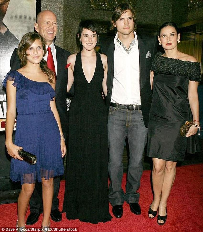 Kardeşler bikini giyip kar-kış demeden...