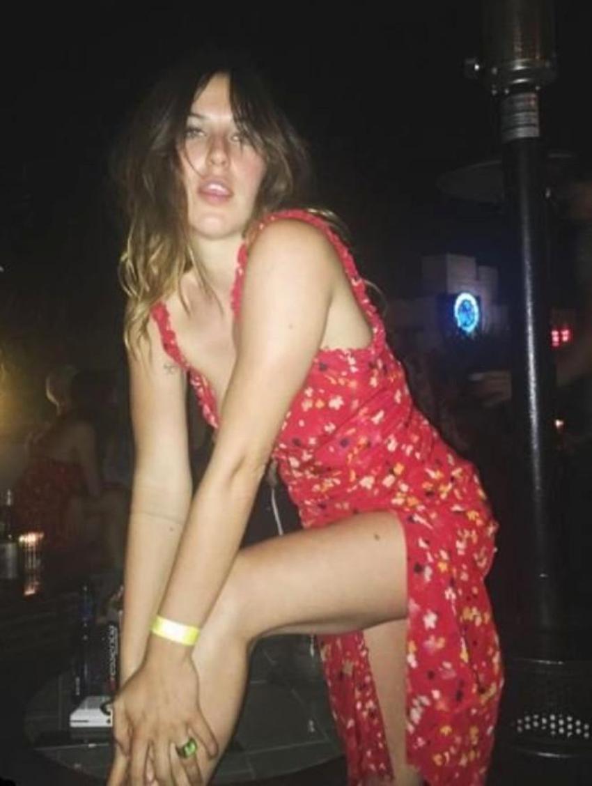 Kardeşler bikini giyip kar-kış demeden...