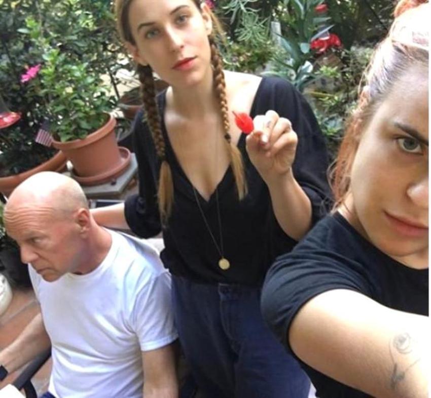 Kardeşler bikini giyip kar-kış demeden...