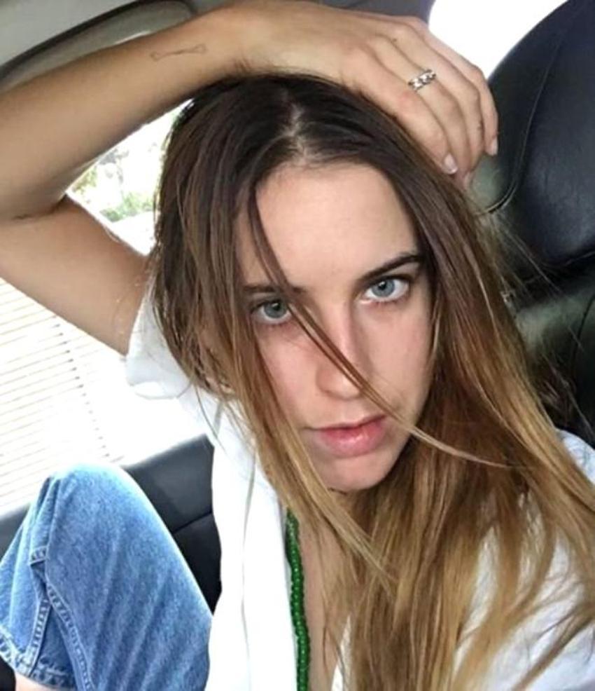 Kardeşler bikini giyip kar-kış demeden...