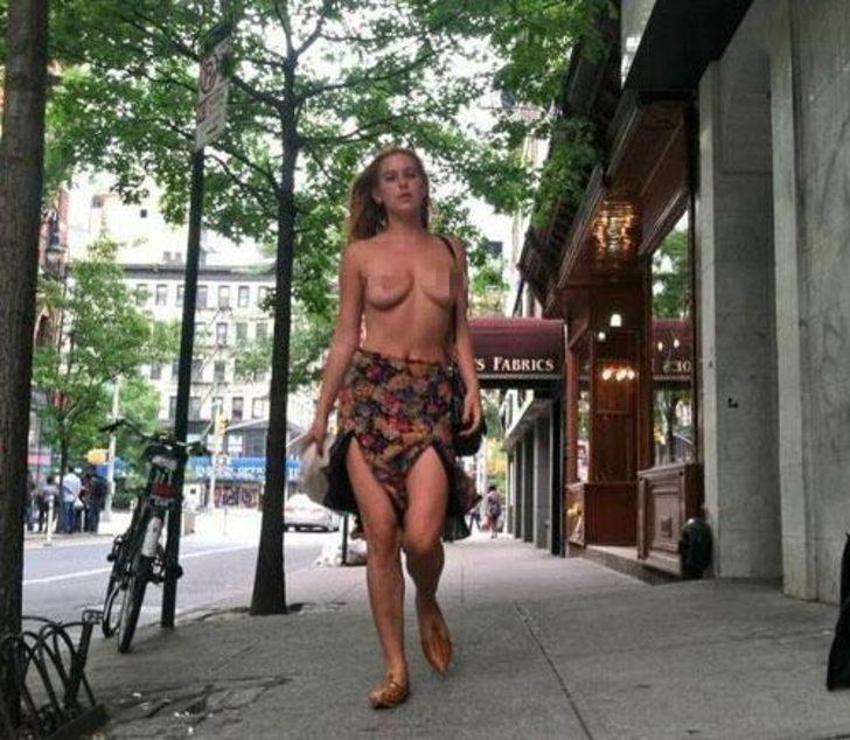 Kardeşler bikini giyip kar-kış demeden...