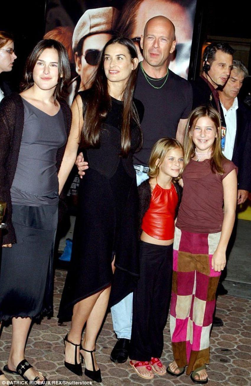 Kardeşler bikini giyip kar-kış demeden...