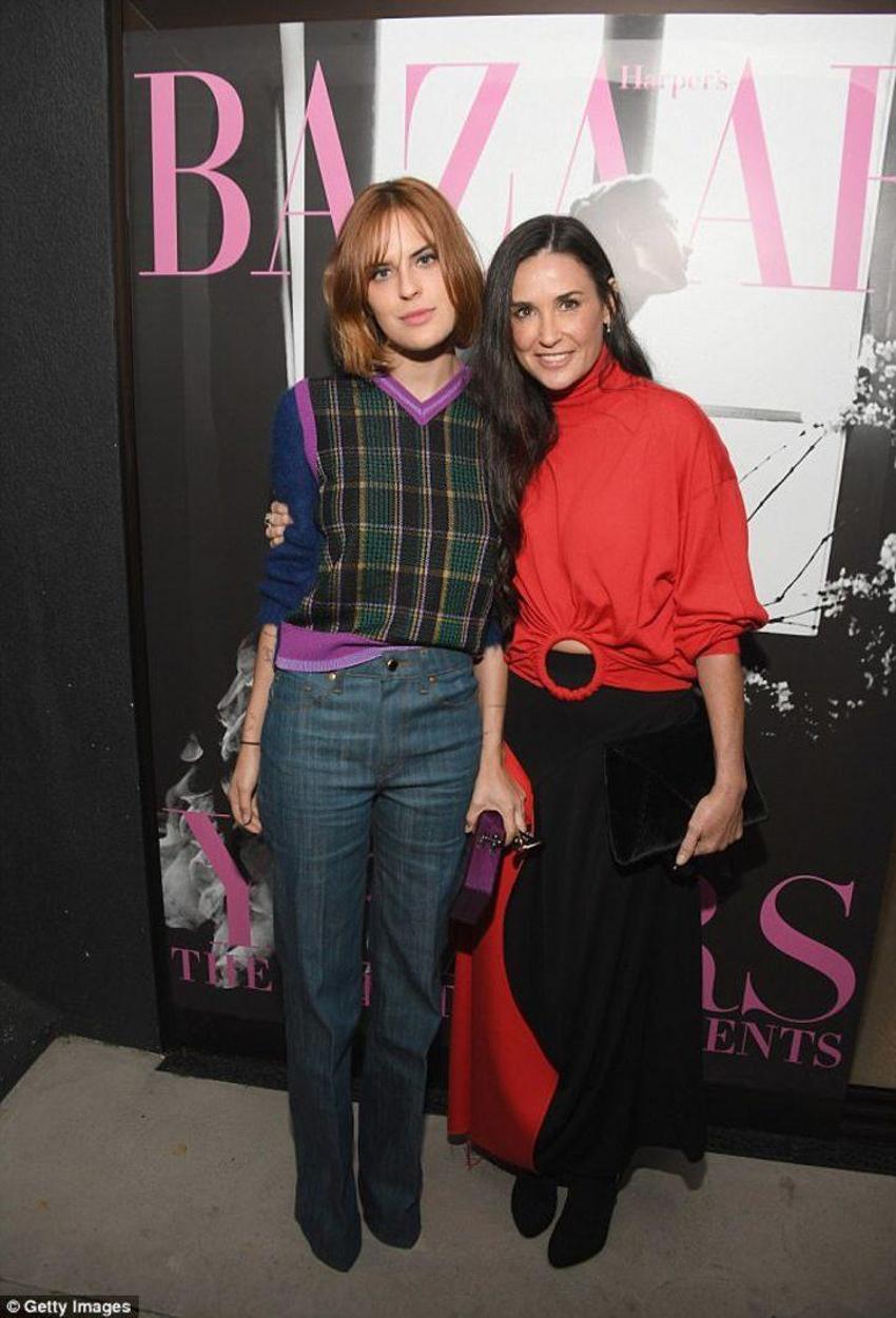 Kardeşler bikini giyip kar-kış demeden...