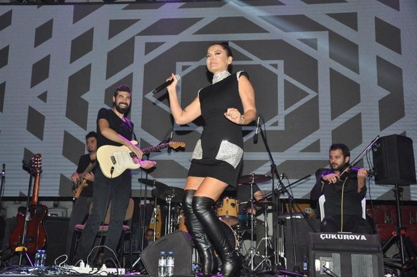 Demet Akalın, çizmesini hayranına hediye etti!