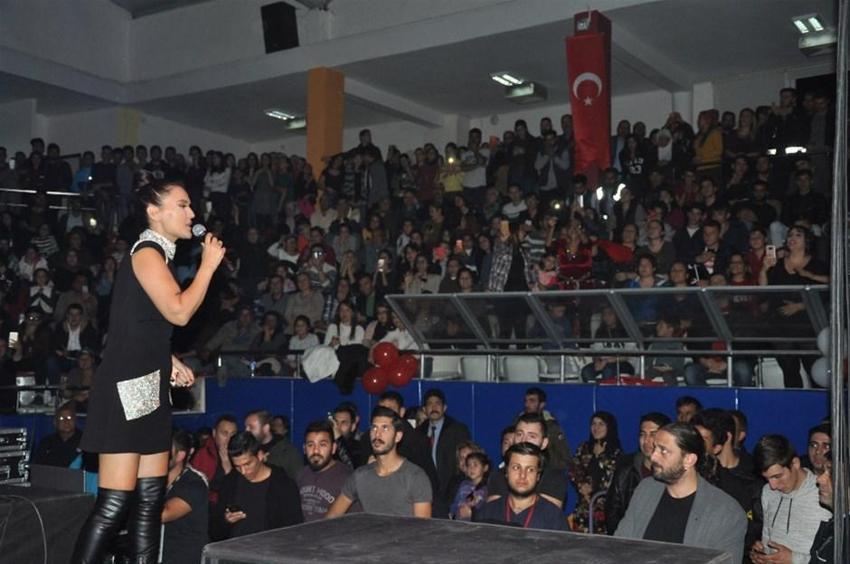 Demet Akalın, çizmesini hayranına hediye etti!