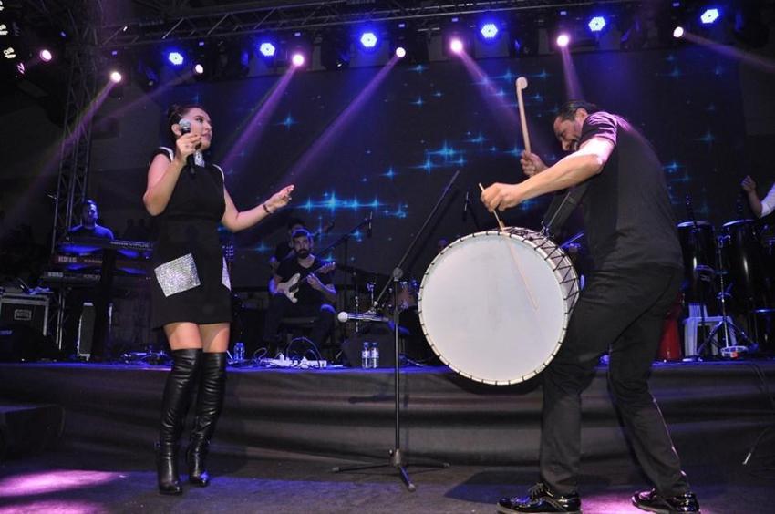 Demet Akalın, çizmesini hayranına hediye etti!