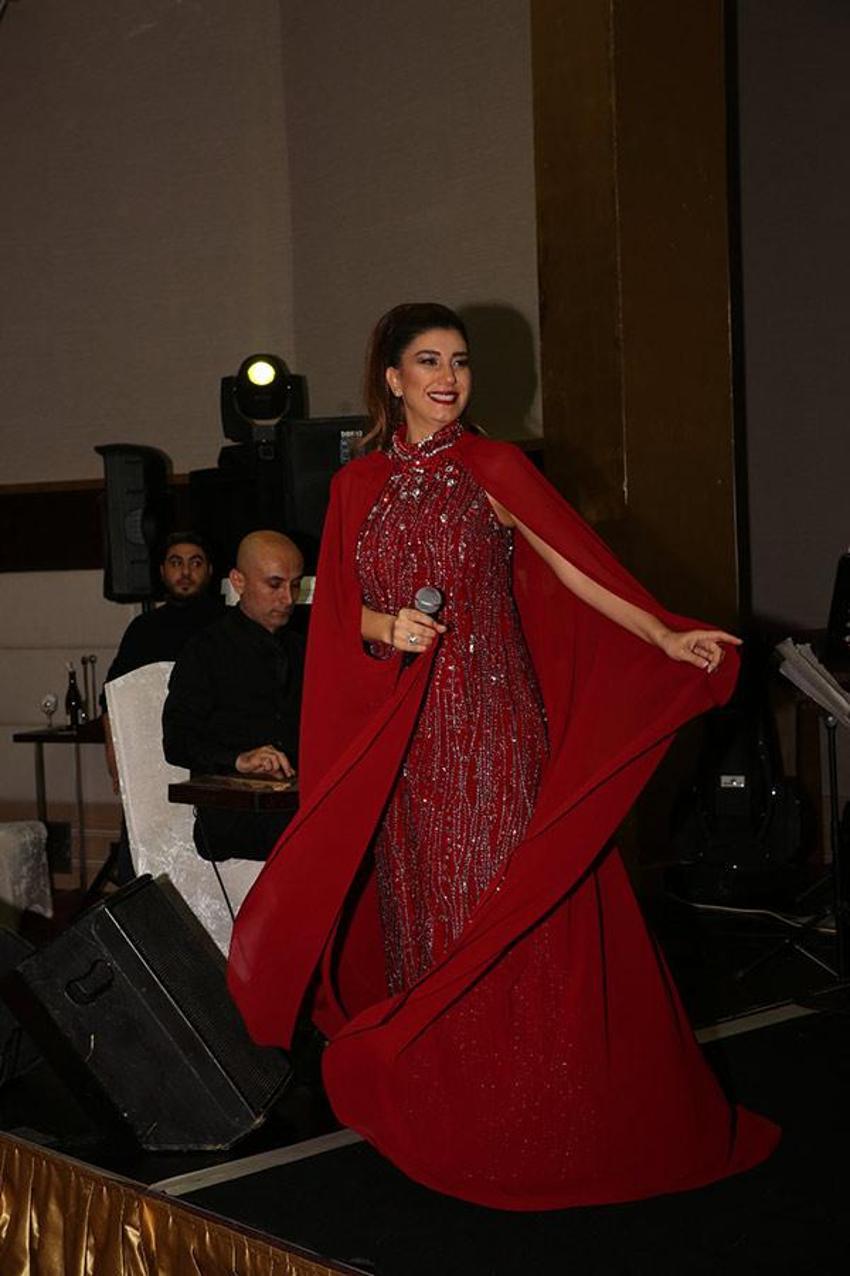 Nadide Sultan sahnede hamile olduğunu açıkladı!
