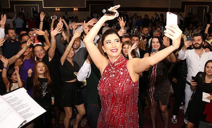 Nadide Sultan sahnede hamile olduğunu açıkladı!