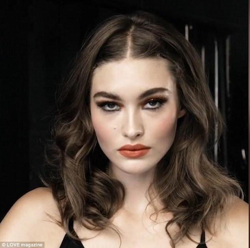 Victoria’s Secret mankeni Grace Elizabeth'ten yoga şov!