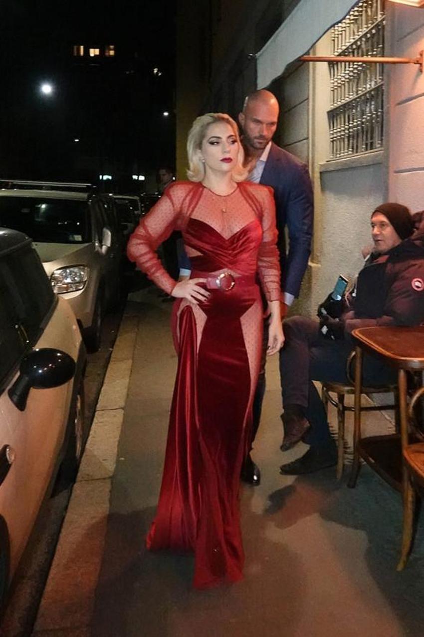 Transparan kıyafeti olay oldu!