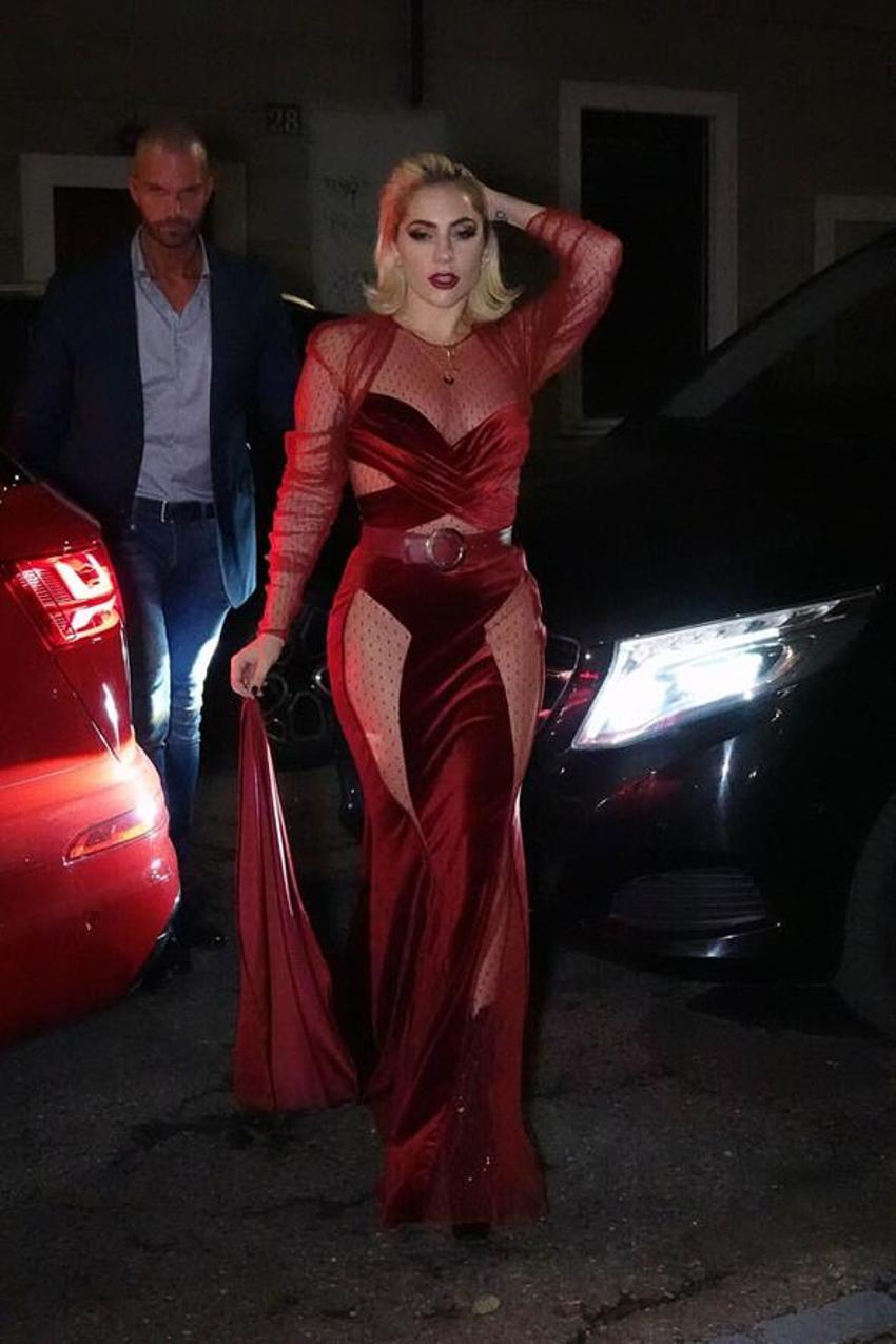 Transparan kıyafeti olay oldu!