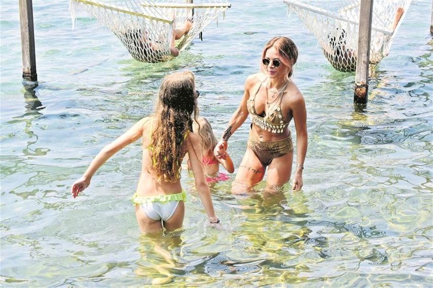 Yok artık! Buz gibi havada havuz başında...