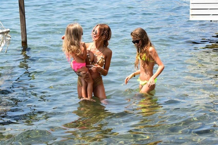 Yok artık! Buz gibi havada havuz başında...