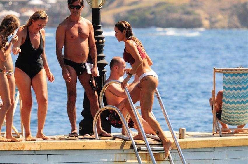 Yok artık! Buz gibi havada havuz başında...